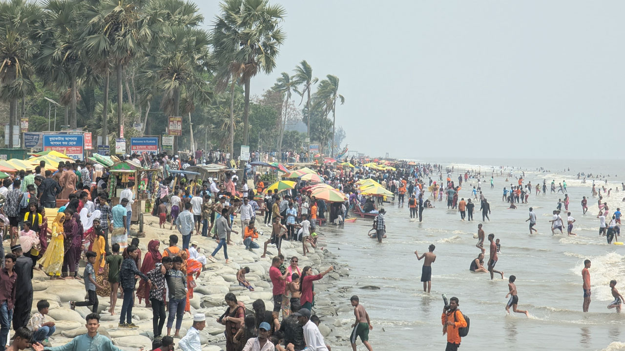 ঈদের দিন কুয়াকাটা সৈকতে মানুষের ঢল